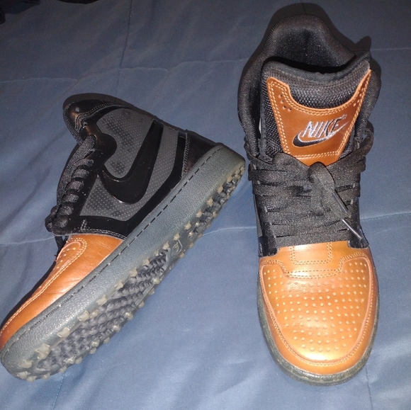 Tennis shoes - Picture 2 of 5